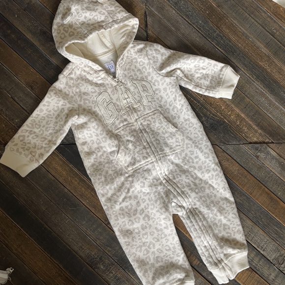 6-12 mos Gap zip-up Romper - Picture 4 of 4